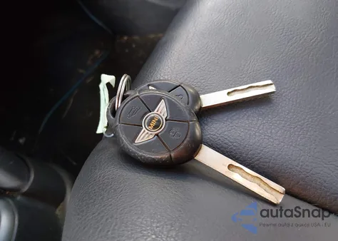 2005 Mini Cooper z USA, uszkodzony, nr VIN WMWRC33445TJ65390